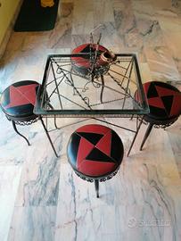 Tavolino e sgabelli in ferro battuto