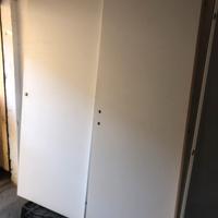 Porte bianche una fissa e una scorrevole