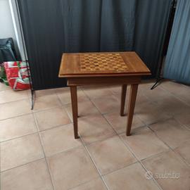 Tavolino con dama/scacchiera