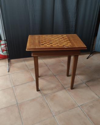 Tavolino con dama/scacchiera