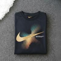 Maglietta Nike The Tee - Logo Iridescente / Gold