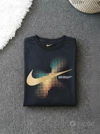 Maglietta Nike The Tee - Logo Iridescente / Gold