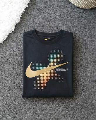 Maglietta Nike The Tee - Logo Iridescente / Gold