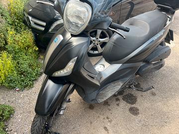 Beverly 350 sporting tourer