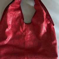 Borsa rossa traforata con mini borsa interna