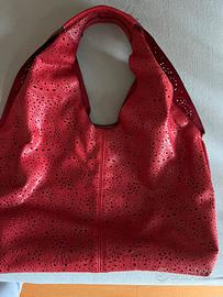 Borsa rossa traforata con mini borsa interna
