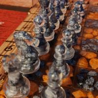 Scacchiera in legno e resina fatta a mano