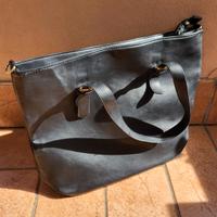 Borsa a tracolla media in eco pelle nera