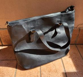 Borsa a tracolla media in eco pelle nera