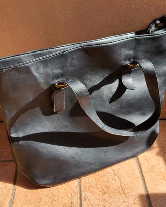 Borsa a tracolla media in eco pelle nera