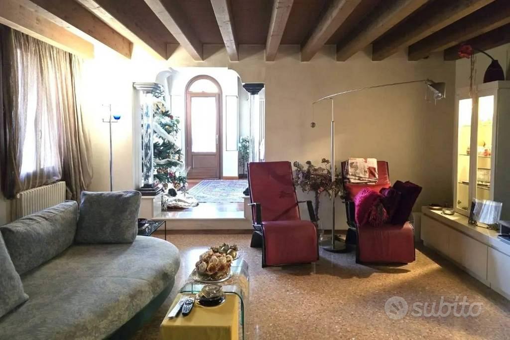Immobile in asta di 167 m² con più di 5 locali a A - Altro