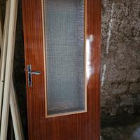 porte a vetri vintage con telai e mostre 