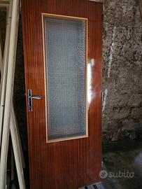 porte a vetri vintage con telai e mostre 