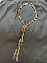 Collana brillante dorata a cravatta