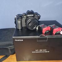 FUJIFILM X-S10 con obiettivo 15-45 mm