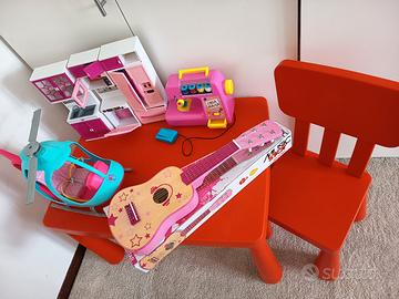 Lotto Barbie + tavolino e sedia IKEA rosso - 80€ t