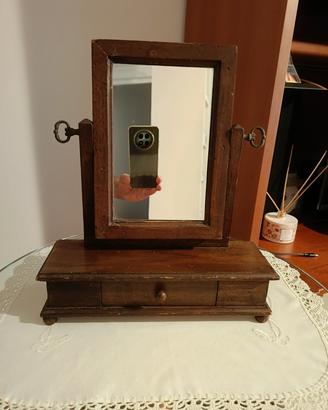 Specchio con portagioie o trucco antico in legno. 