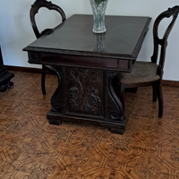 Tavolo del 900 con due sedie