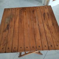 Tavolo e sedie in legno pieghevole