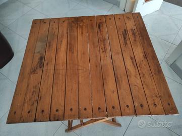 Tavolo e sedie in legno pieghevole