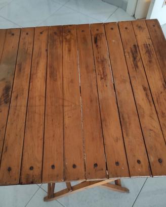 Tavolo e sedie in legno pieghevole