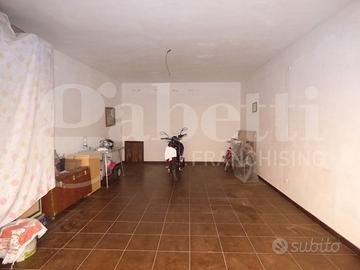 Magazzino pressi via Dante B/4
