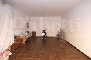 Magazzino pressi via Dante B/4