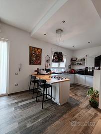 Elegante porzione di bifamiliare con cortile priva