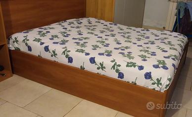 Letto matrimoniale in legno di giliegio