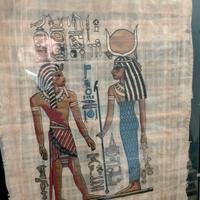 Quadro su papiro stile egizio con geroglifici