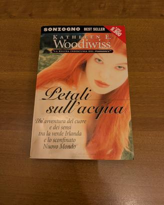 Libro Petali sull'acqua di Kathleen E. Woodiwiss