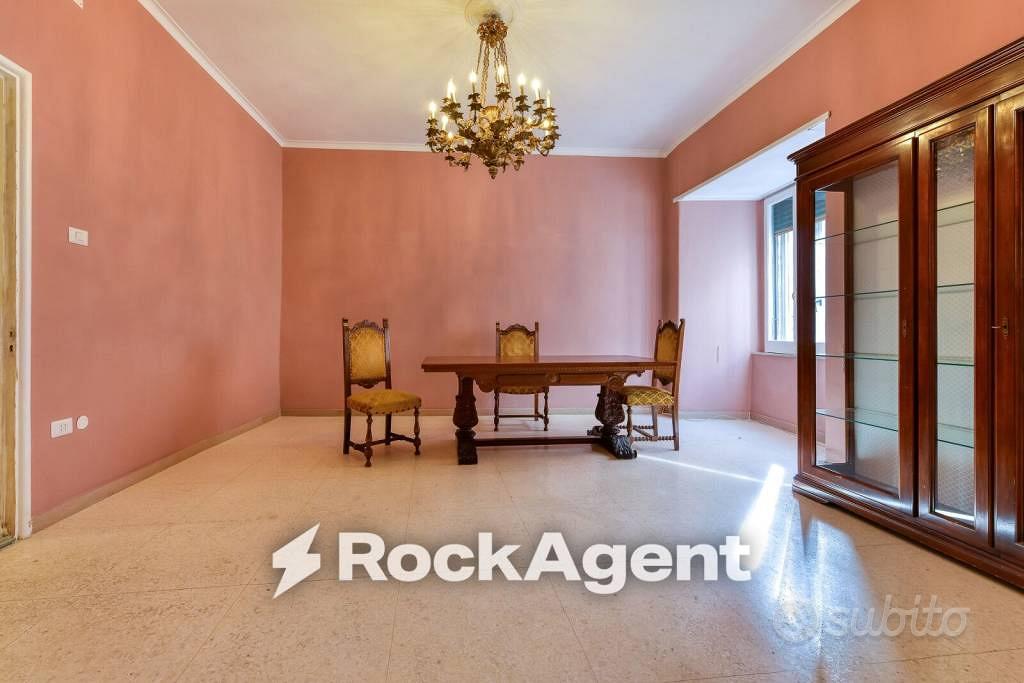 Appartamento di 197 m² con 4 locali a Napoli - Altro