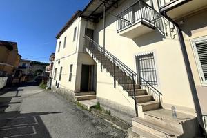 Casa con due appartamenti più terreno agricolo