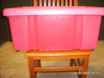 contenitori in plastica con coperchio
