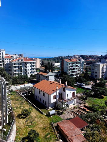 Appartamento in zona semicentrale, vista mare