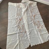 2 tende dietro vetro