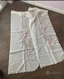 2 tende dietro vetro