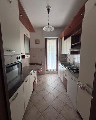 Cucina con piano snack e sedie
