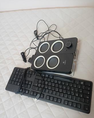 tastiera e casse computer 