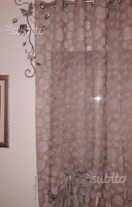 Bastone per tenda con ramo pendente e rose