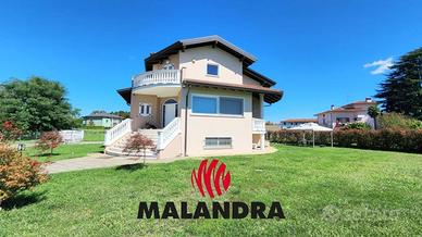 Villa di 300 m² con più di 5 locali e box auto dop