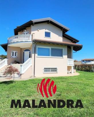 Villa di 300 m² con più di 5 locali e box auto dop