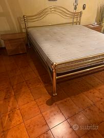 Camera matrimoniale con letto ottone