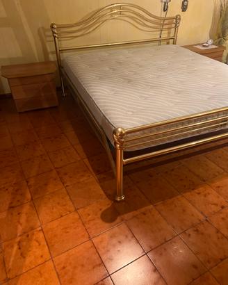 Camera matrimoniale con letto ottone
