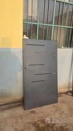 Pannello metallico con predisposizione serratura