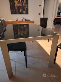 tavolo design con sedie 