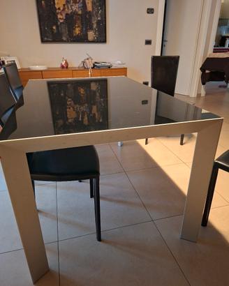 tavolo design con sedie 