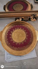 Piatto in porcellana con disegni in oro