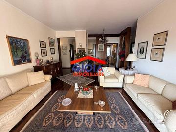 Appartamento di 159 m² con 5 locali e box auto a F