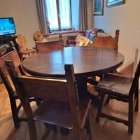 Tavolo legno rotondo e sedie in cuoio
